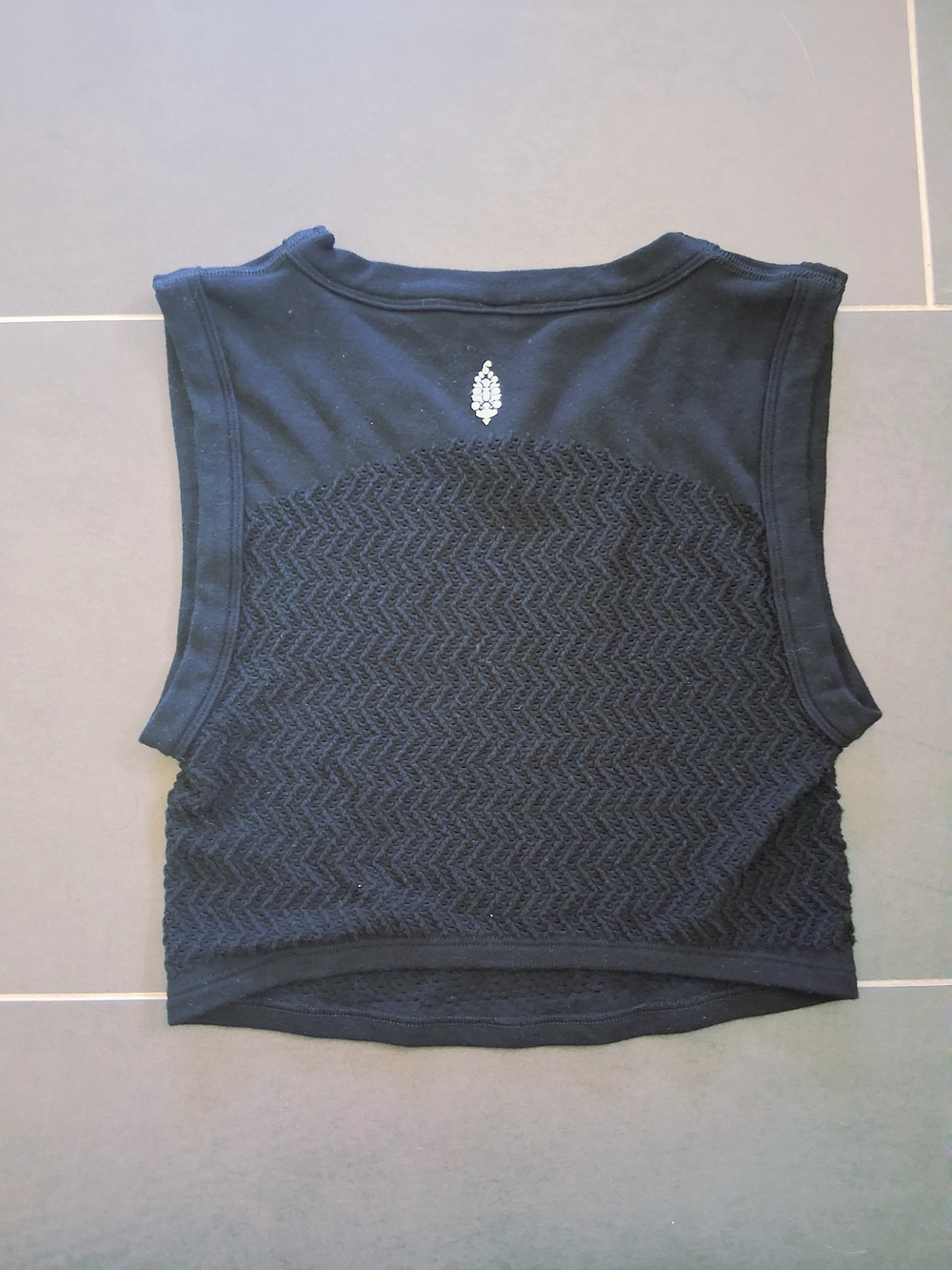 FREE PEOPLE MOVEMENT - BLACK CROPPED SPORTS TOP ⚽️🏀🏐 - Picture 3 of 4